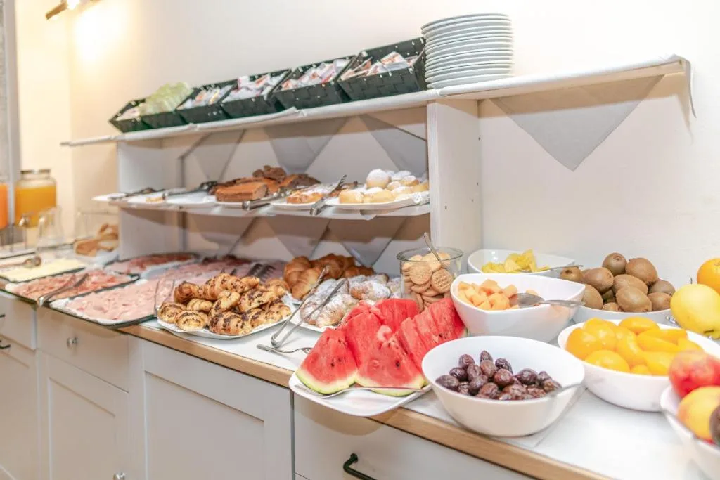 Buffet della colazione con salumi, dolci e frutta di stagione