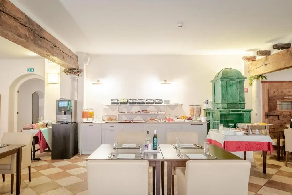 Sala colazione con buffet e caratteristica stufa in maiolica verde