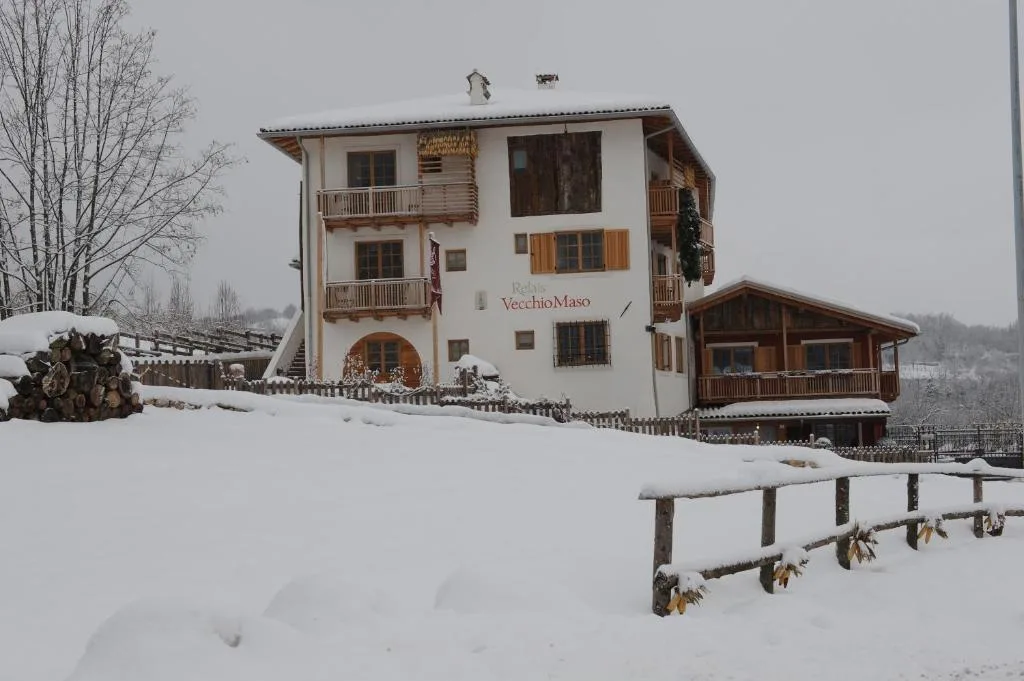 L'hotel Vecchio Maso circondato dalla neve in inverno