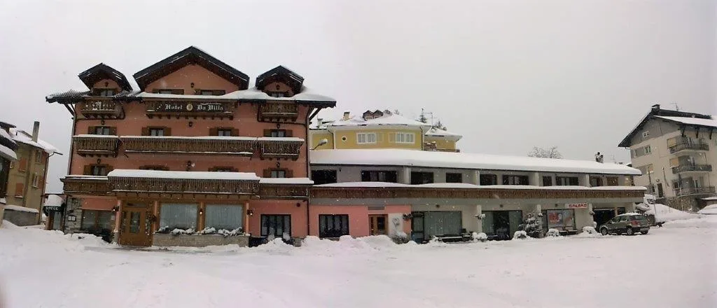 Facciata dell'Hotel Da Villa innevata durante una nevicata invernale